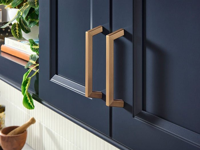 Bronze Jeffrey Alexander pulls on navy shaker cabinet doors